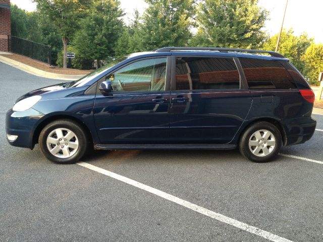 Toyota Sienna 2004 photo 2