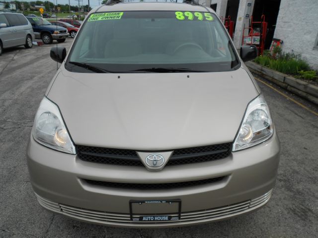 Toyota Sienna 2004 photo 2