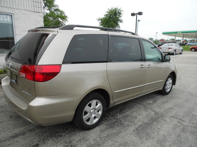 Toyota Sienna 2004 photo 3