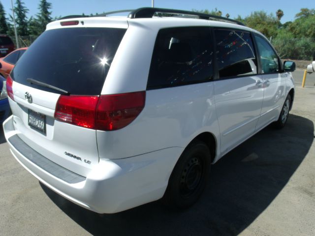 Toyota Sienna 2004 photo 3