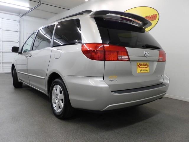 Toyota Sienna 2004 photo 2