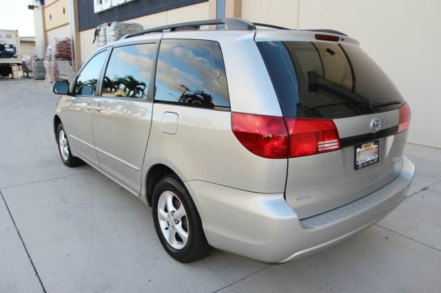 Toyota Sienna 2004 photo 2