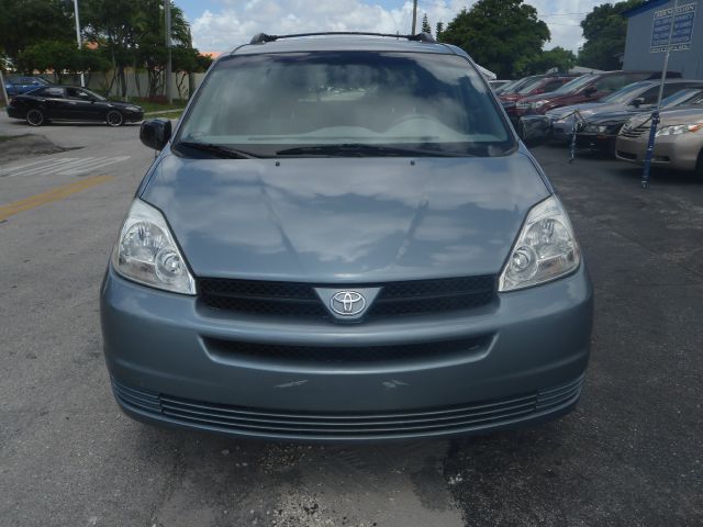 Toyota Sienna Touring - Moonroof MiniVan