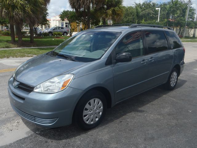 Toyota Sienna 2004 photo 2