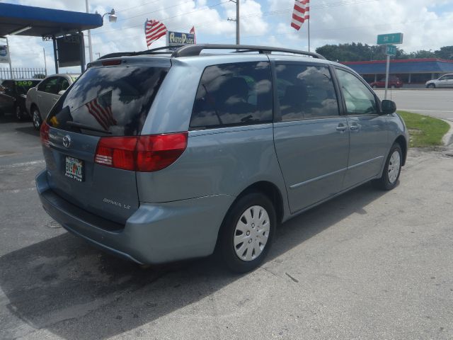 Toyota Sienna 2004 photo 3