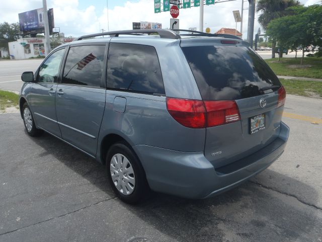 Toyota Sienna 2004 photo 4