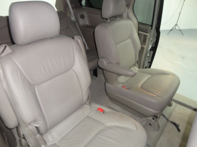 Toyota Sienna 2004 photo 2