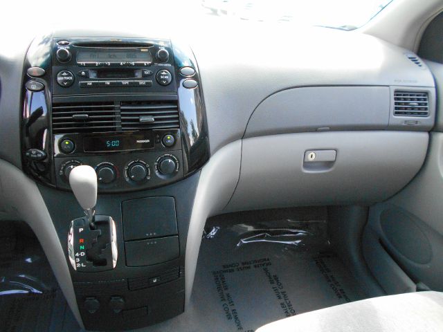 Toyota Sienna 2004 photo 25