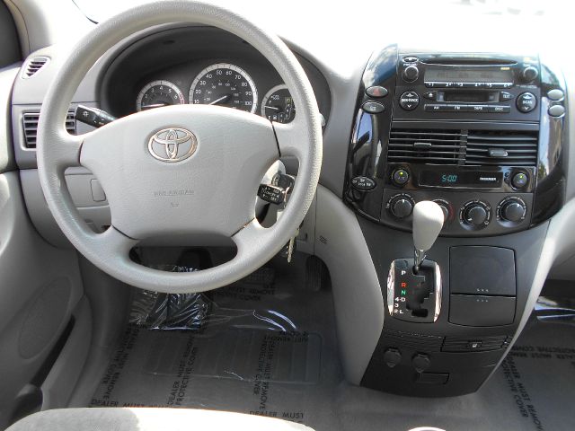 Toyota Sienna 2004 photo 7