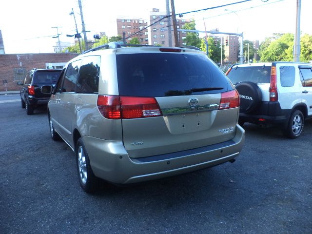 Toyota Sienna 2004 photo 2