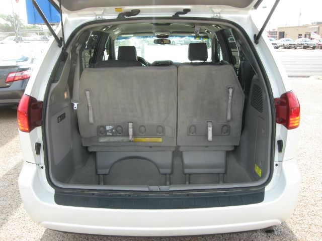 Toyota Sienna 2004 photo 3