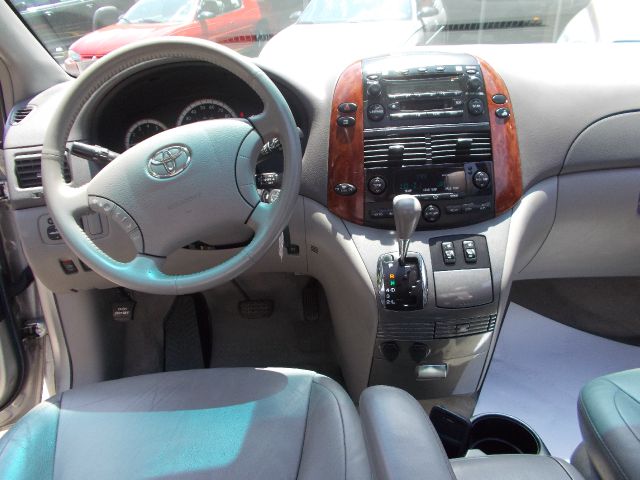 Toyota Sienna 2004 photo 3