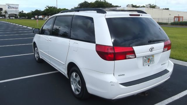 Toyota Sienna 2004 photo 11