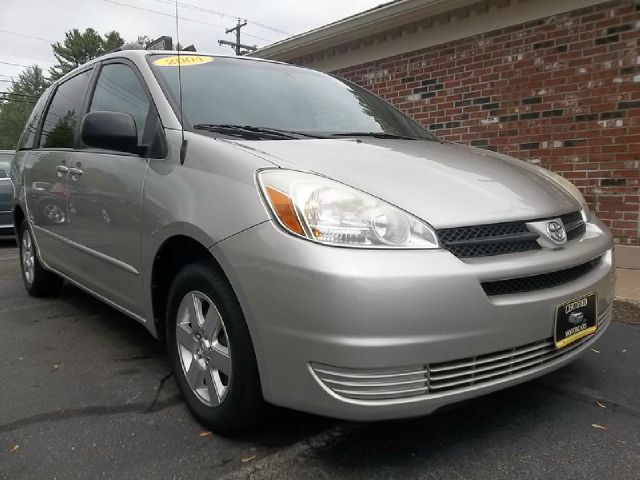 Toyota Sienna 2004 photo 2