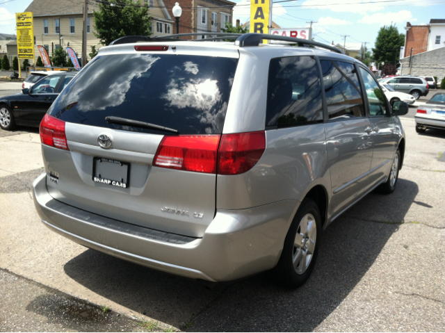 Toyota Sienna 2004 photo 2