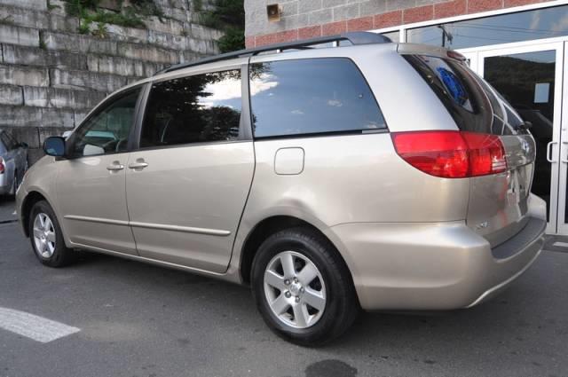 Toyota Sienna 2004 photo 1