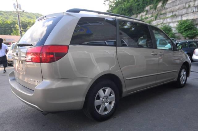 Toyota Sienna 2004 photo 4