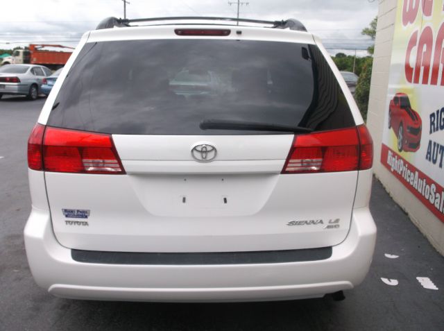 Toyota Sienna 2004 photo 3