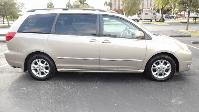 Toyota Sienna 2004 photo 1