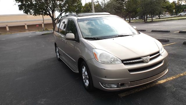 Toyota Sienna 2004 photo 2