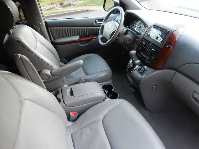 Toyota Sienna 2004 photo 2