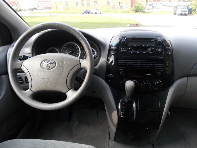 Toyota Sienna 2004 photo 1