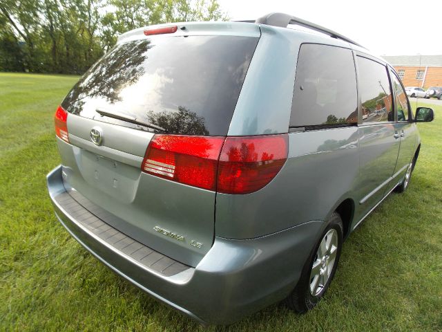 Toyota Sienna 2004 photo 17