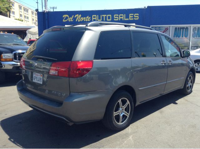 Toyota Sienna 2004 photo 2