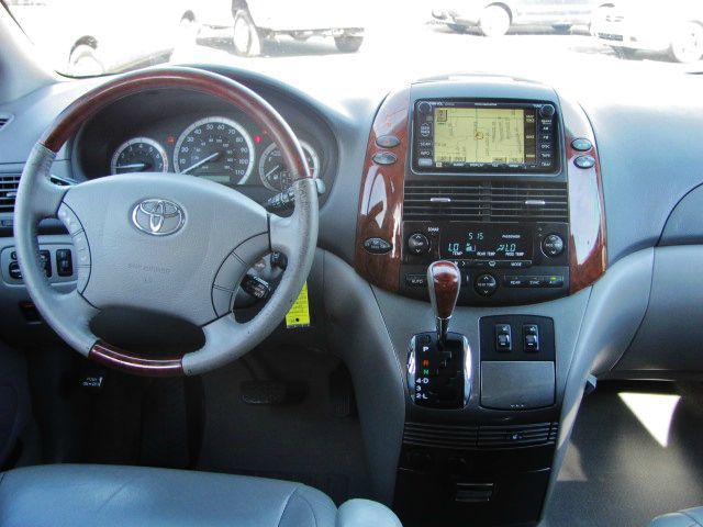 Toyota Sienna 2004 photo 2