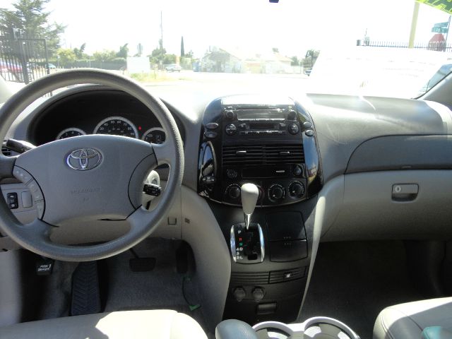 Toyota Sienna Touring - Moonroof MiniVan