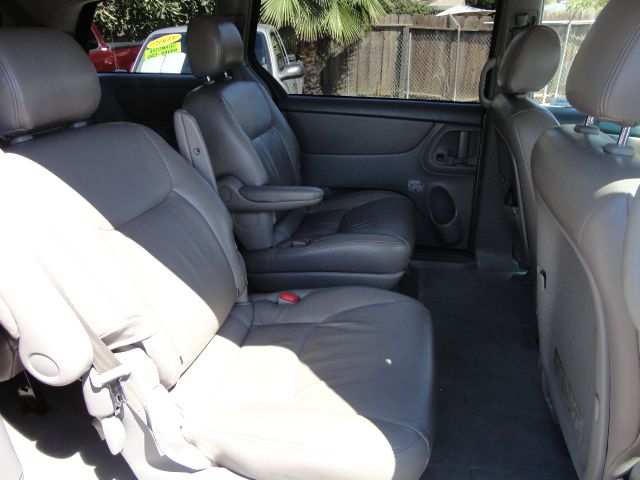 Toyota Sienna 2004 photo 2