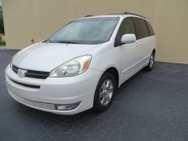 Toyota Sienna 2004 photo 2