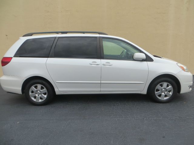 Toyota Sienna 2004 photo 4