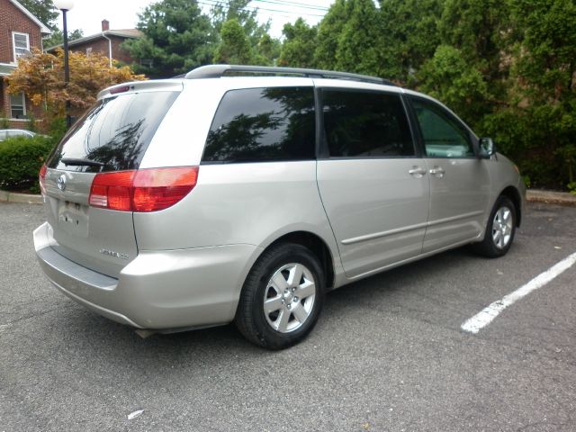 Toyota Sienna 2004 photo 1