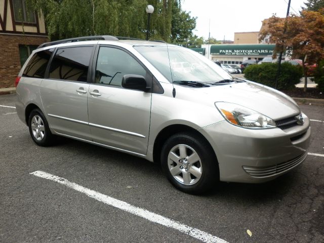 Toyota Sienna 2004 photo 2