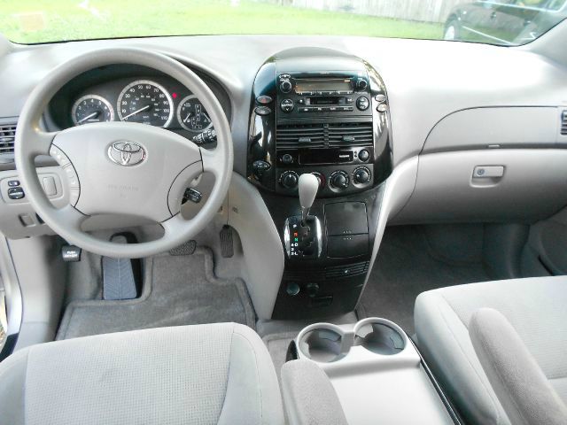 Toyota Sienna 2004 photo 1