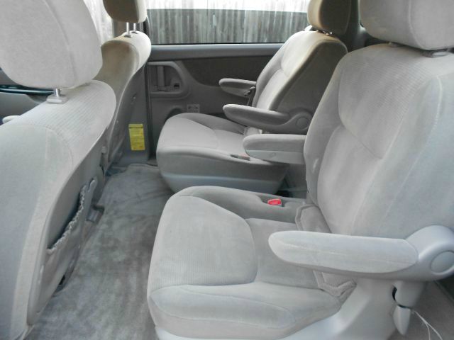 Toyota Sienna 2004 photo 2