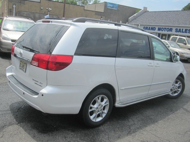 Toyota Sienna 2004 photo 2