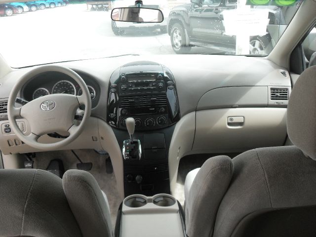 Toyota Sienna 2005 photo 2