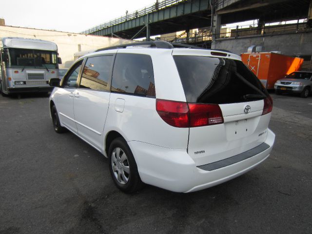 Toyota Sienna 2005 photo 1