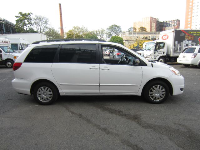 Toyota Sienna 2005 photo 2