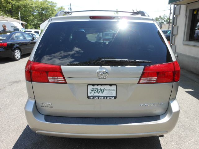 Toyota Sienna 2005 photo 2