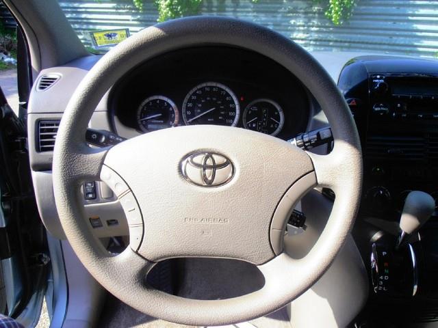 Toyota Sienna 2005 photo 2