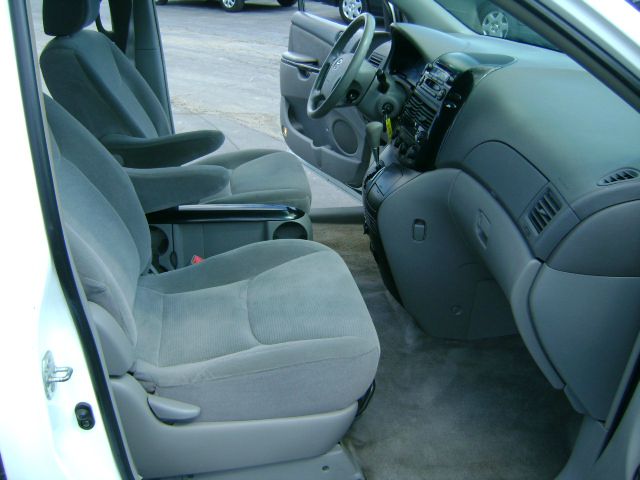 Toyota Sienna S 2WD 4-spd AT MiniVan