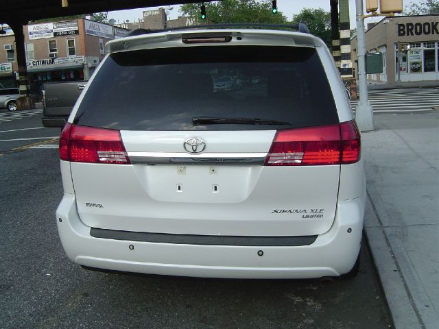 Toyota Sienna 2005 photo 1