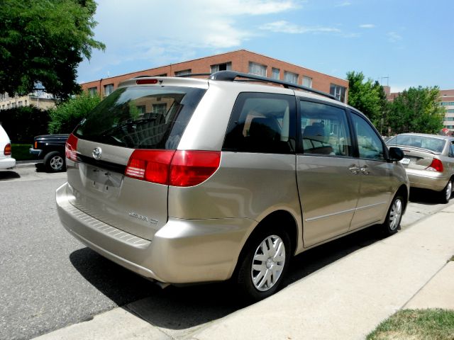 Toyota Sienna 2005 photo 2