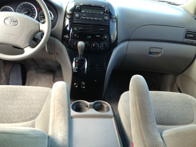 Toyota Sienna 2005 photo 2