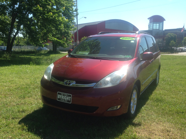 Toyota Sienna XLT 4.6L 4WD MiniVan