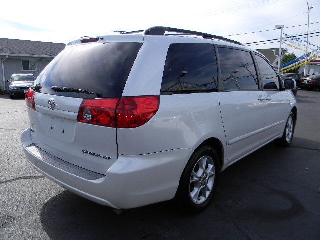 Toyota Sienna 2006 photo 1