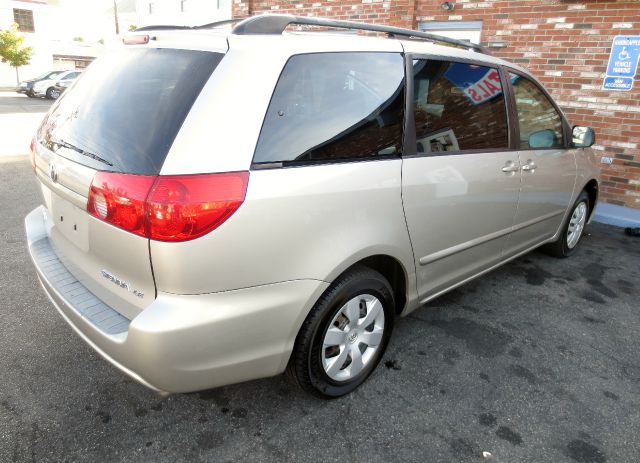 Toyota Sienna 2006 photo 2